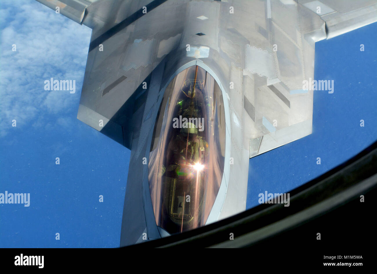 Cittadino di riserva aviatori di Tinker Air Force Base, Okla., volò un 507th Air Refuelling Wing KC-135R Stratotanker fuori dall'Aeroporto Internazionale di Kona, Hawaii, gennaio 19, 2018 per effettuare il rifornimento di quattro 154Ala Hawaii National Guard F-22 Raptors a sostegno dell'esercizio Sentry Aloha. (U.S. Air Force foto/Tech. Sgt. Samantha Mathison) Foto Stock