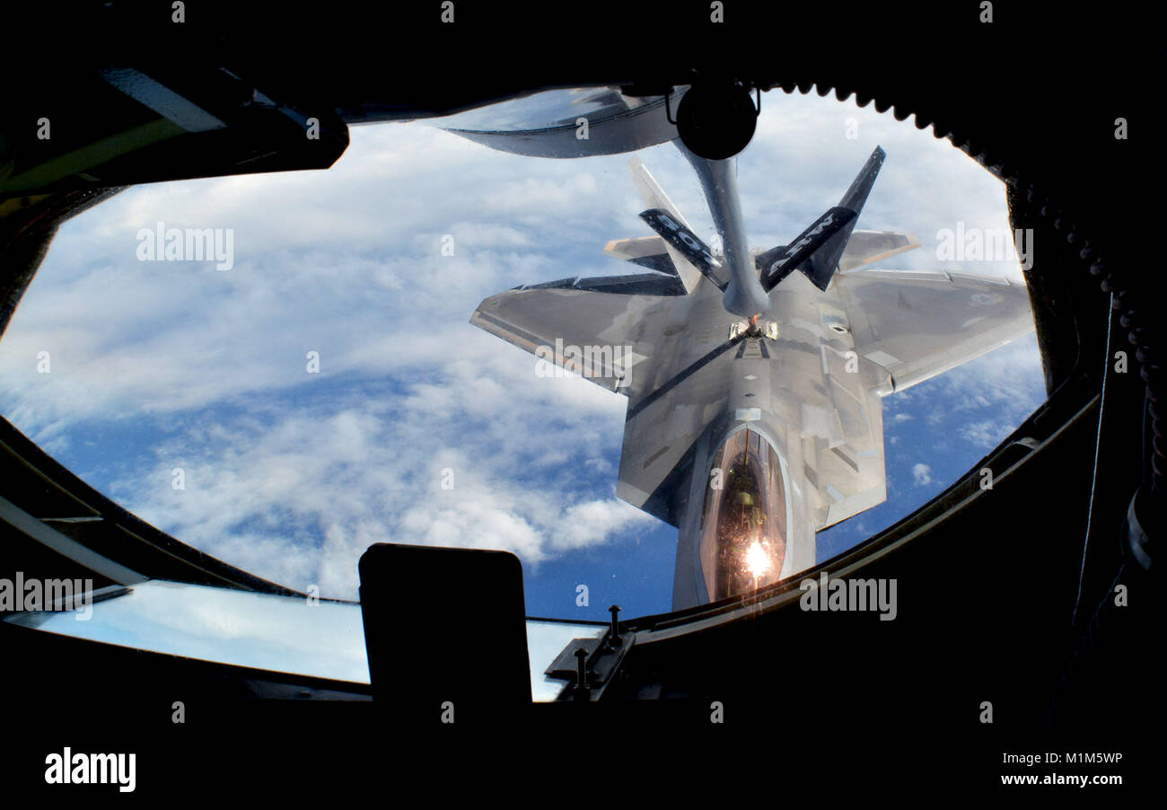 Cittadino di riserva aviatori di Tinker Air Force Base, Okla., volò un 507th Air Refuelling Wing KC-135R Stratotanker fuori dall'Aeroporto Internazionale di Kona, Hawaii, gennaio 19, 2018 per effettuare il rifornimento di quattro 154Ala Hawaii National Guard F-22 Raptors a sostegno dell'esercizio Sentry Aloha. (U.S. Air Force foto/Tech. Sgt. Samantha Mathison) Foto Stock
