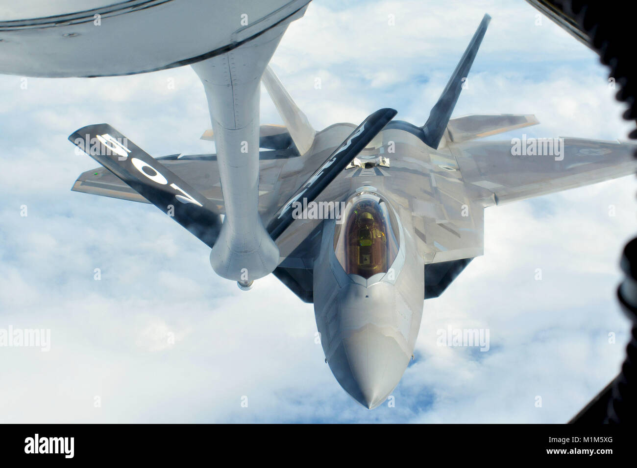 Cittadino di riserva aviatori di Tinker Air Force Base, Okla., volò un 507th Air Refuelling Wing KC-135R Stratotanker fuori dall'Aeroporto Internazionale di Kona, Hawaii, gennaio 19, 2018 per effettuare il rifornimento di quattro 154Ala Hawaii National Guard F-22 Raptors a sostegno dell'esercizio Sentry Aloha. (U.S. Air Force foto/Tech. Sgt. Samantha Mathison) Foto Stock