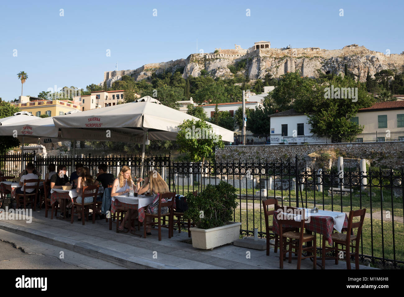 Ristorante esterno su Epaminonda nella zona di Monastiraki con l'acropoli dietro, Atene, Grecia, Europa Foto Stock