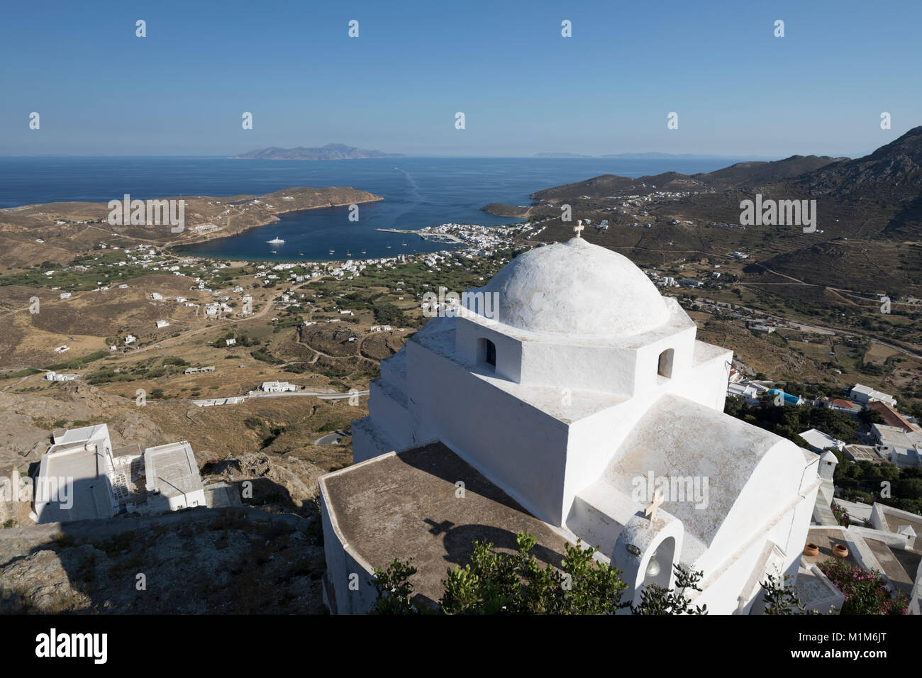 Vista sulla baia di Livadi e bianco chiesa greco ortodossa dalla parte superiore del Pano Chora, Serifos, Cicladi, il Mare Egeo e le isole greche, Grecia, Europa Foto Stock