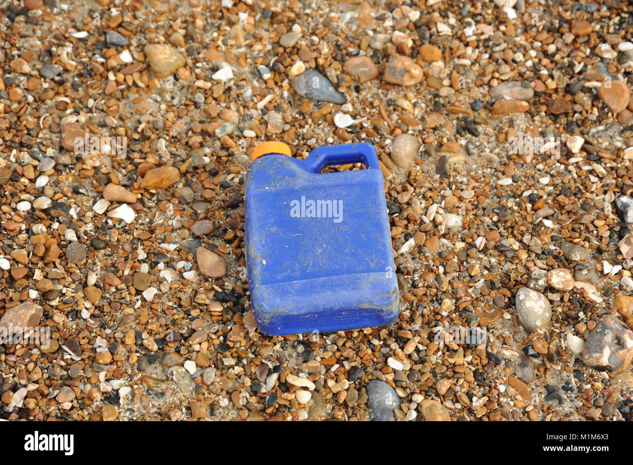 Cucciolata di plastica sulla spiaggia Foto Stock