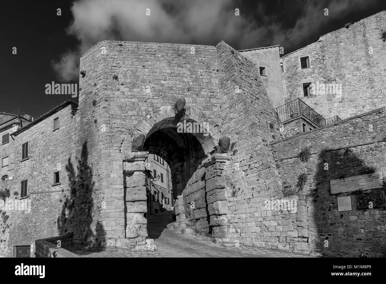 Visualizzazione bianco e nero della porta all'arco, Volterra, Pisa, Toscana, Italia Foto Stock