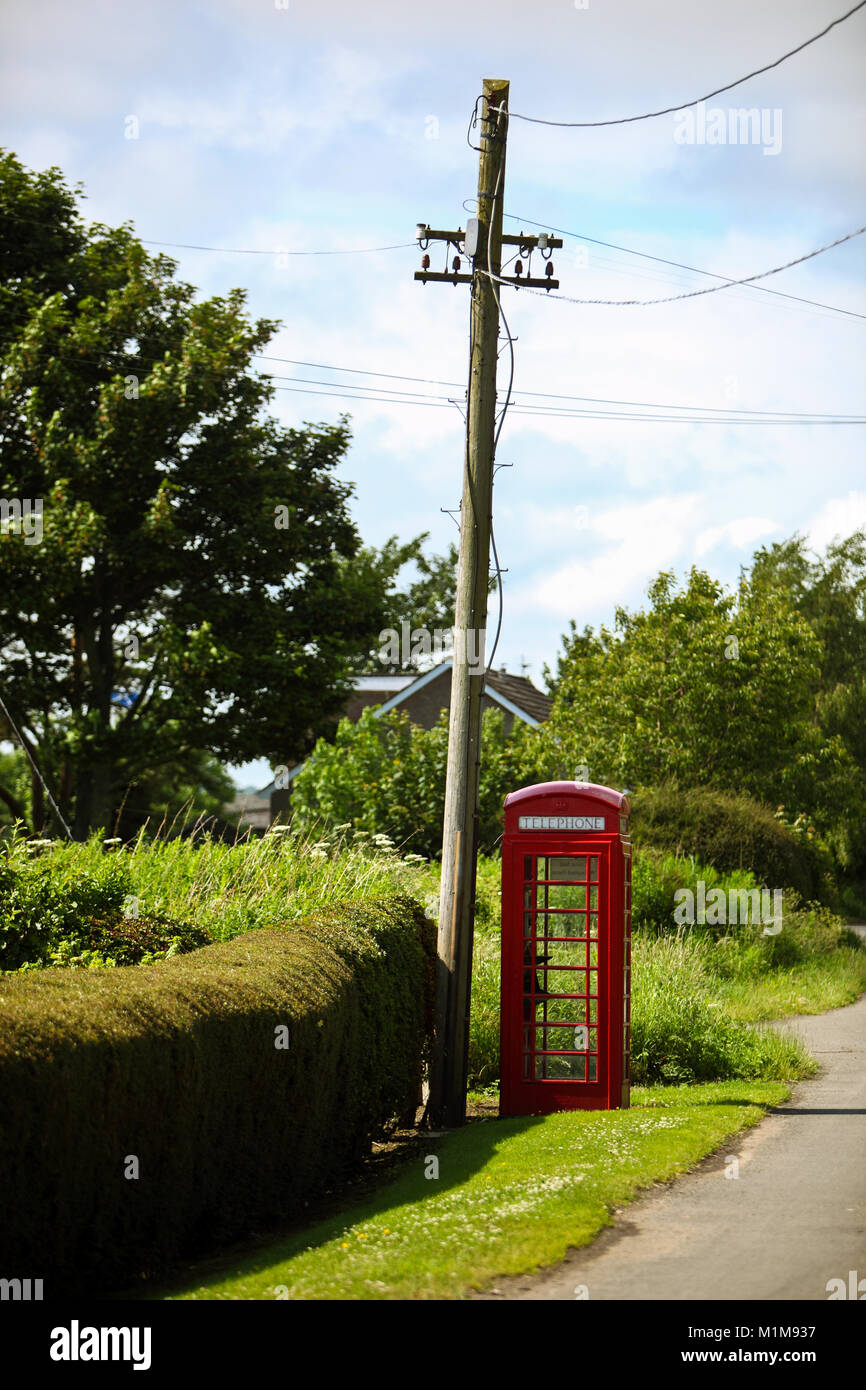 Nella casella Telefono e pali del telefono nella campagna vicino a Montrose Scozia Scotland Regno Unito Foto Stock