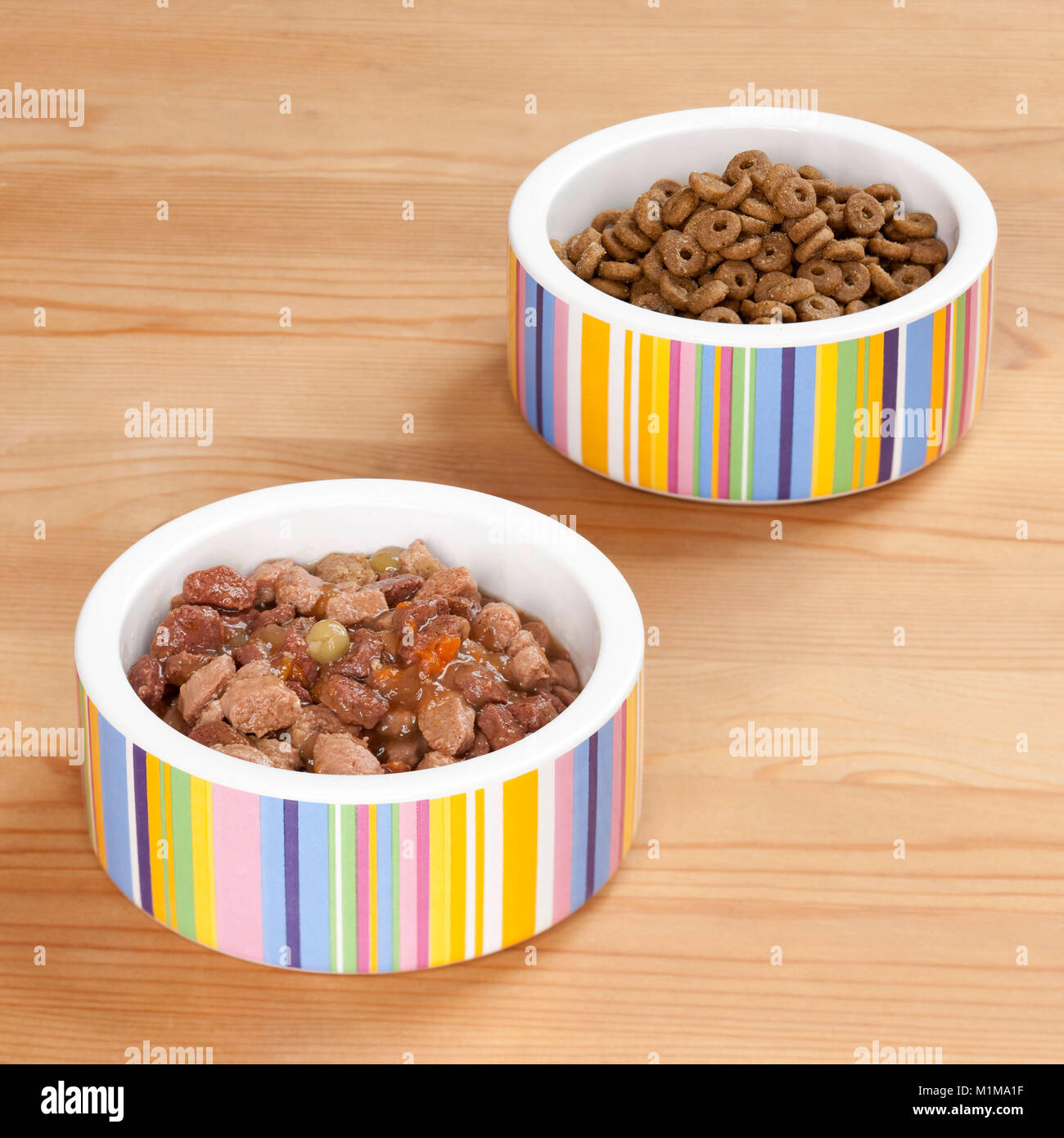 Preparate gli alimenti per gatti: cibo secco e conserve alimentari in ciotole. Germania. Foto Stock