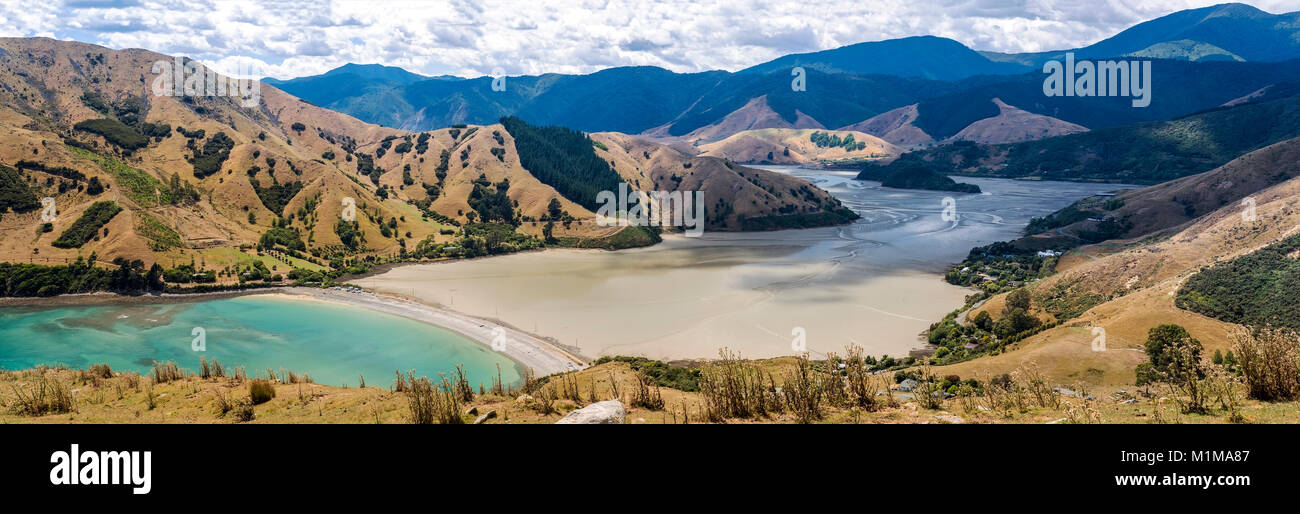 Elevata vista panoramica di Golden Bay, Nelson, Nuova Zelanda con mare turchese incontro spiaggia sabbiosa e le montagne sullo sfondo Foto Stock
