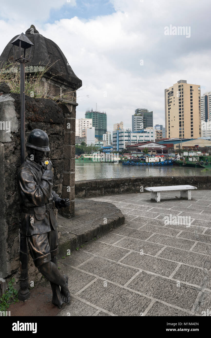 Statua di bronzo di un sentinal al Forte Santiago, Intramuros, Manila, Filippine Foto Stock