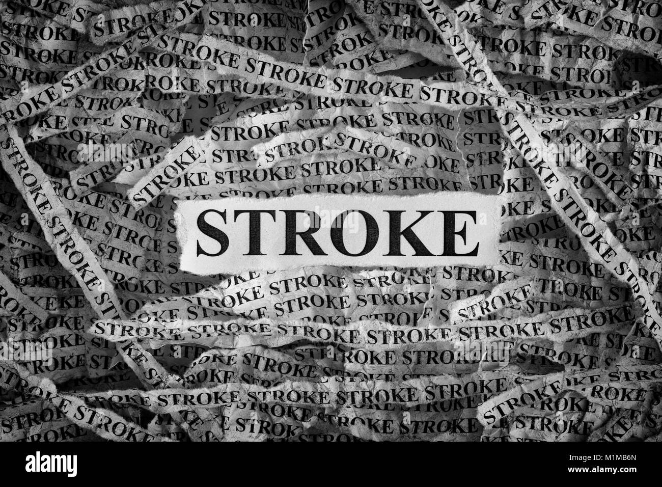 Corsa. Pezzi di carta strappati con la parola Stroke. Concetto di immagine. In bianco e nero. Primo piano. Foto Stock