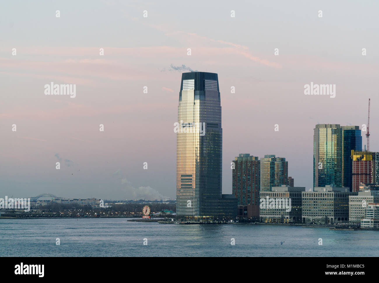 Alba sul fiume Hudson e Jersey City con il Bayonne Bridge in distanza. Foto Stock