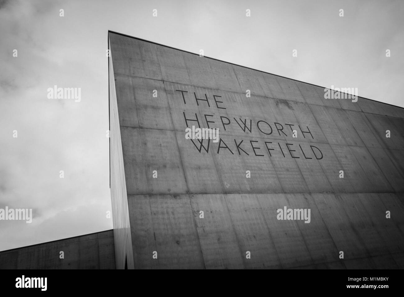 La galleria d'arte Hepworth Wakefield, Yorkshire, Inghilterra: Architettura moderna audace e vivace centro culturale sul fiume Calder: Phillip Roberts Foto Stock