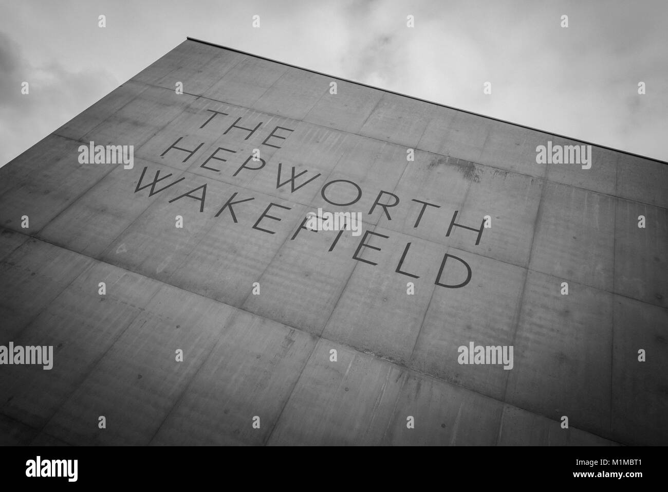 La galleria d'arte Hepworth Wakefield, Yorkshire, Inghilterra: Architettura moderna audace e vivace centro culturale sul fiume Calder: Phillip Roberts Foto Stock