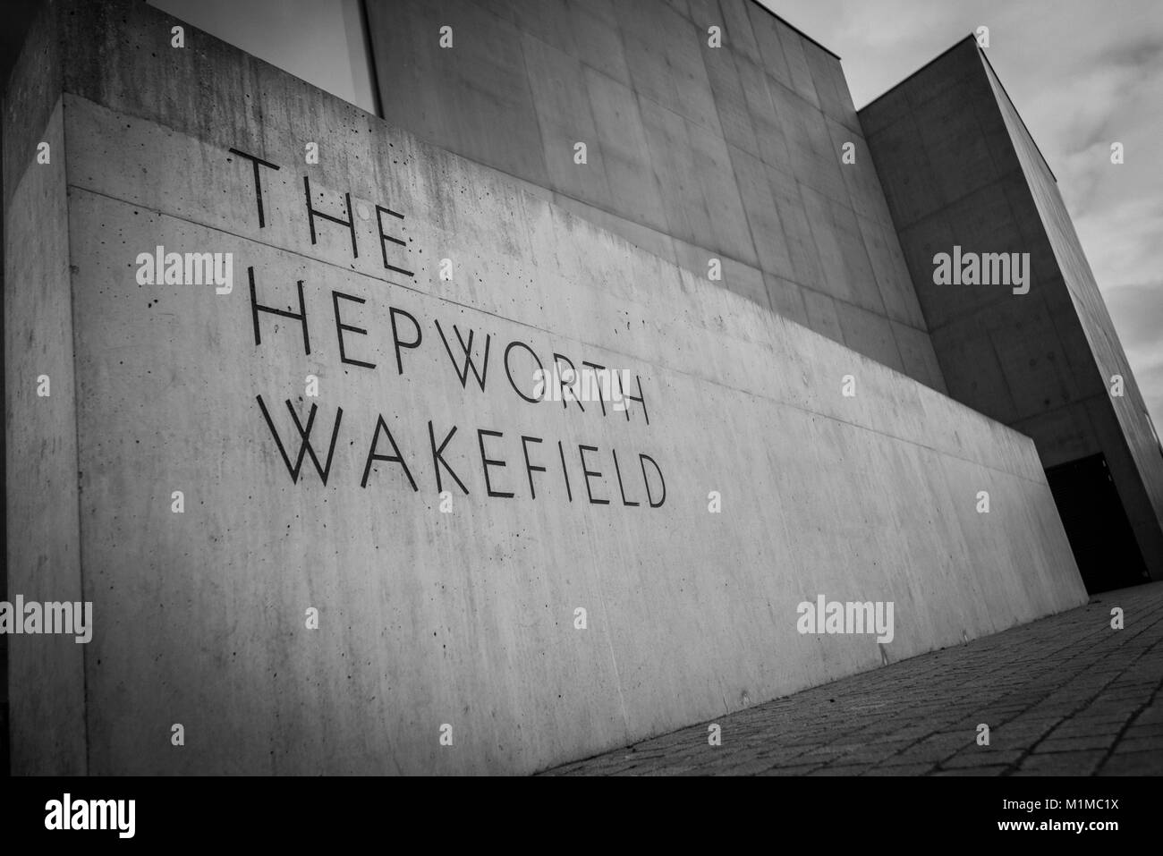La galleria d'arte Hepworth Wakefield, Yorkshire, Inghilterra: Architettura moderna audace e vivace centro culturale sul fiume Calder: Phillip Roberts Foto Stock