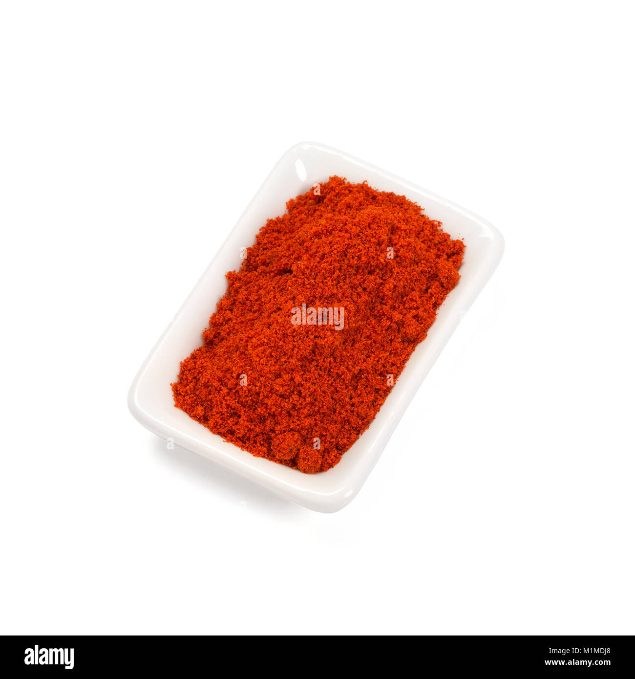 Peperone rosso pod sulla pila di peperoncino in polvere isolato su bianco Foto Stock