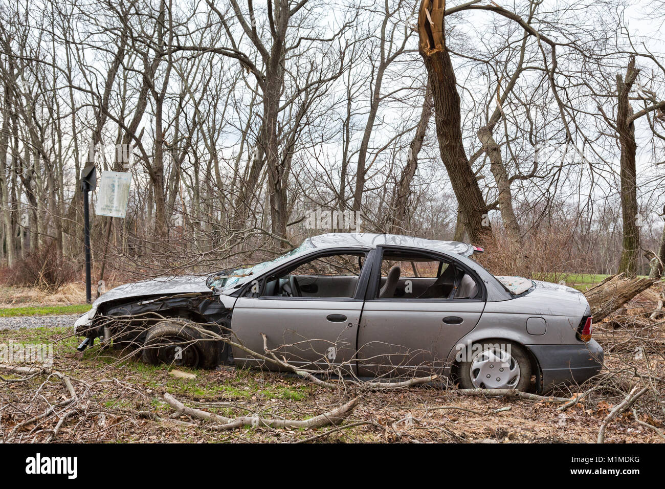 Un auto abbandonate che è stato distrutto in un incidente Foto Stock