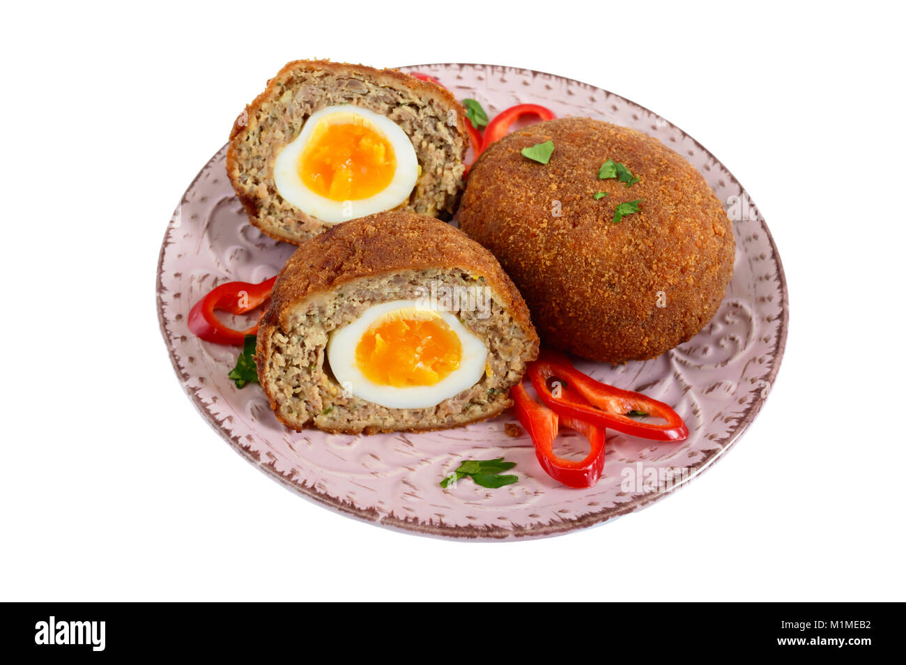 Succosa cotoletta di carne tritata farcite uova sode o su una piastra di ceramica isolata su uno sfondo bianco. Foto Stock