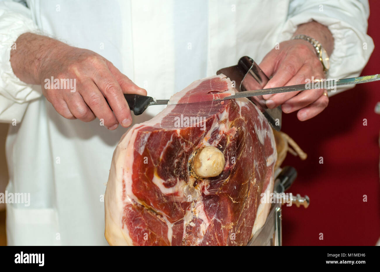 Italia il prosciutto crudo tagliato a coltello Foto stock - Alamy