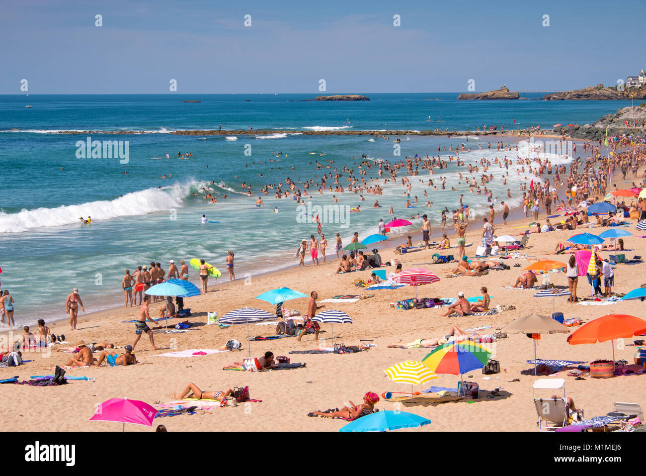 I turisti in estate sulla spiaggia Milady a Biarritz, Francia Foto Stock