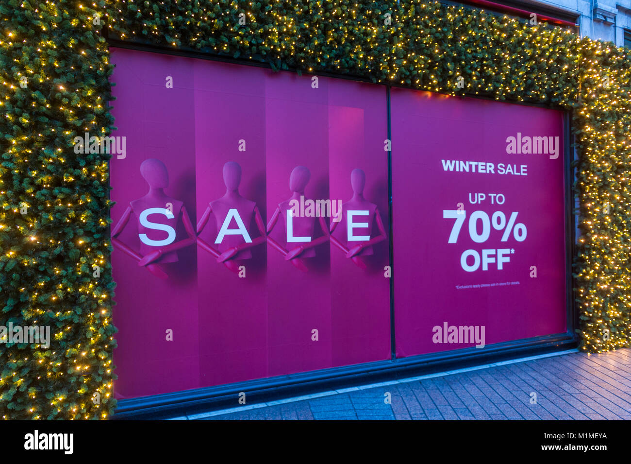 70% di sconto per le vendite di gennaio un annuncio nella finestra di Brown Thomas department store, Patrick Street, Cork, Irlanda. Foto Stock