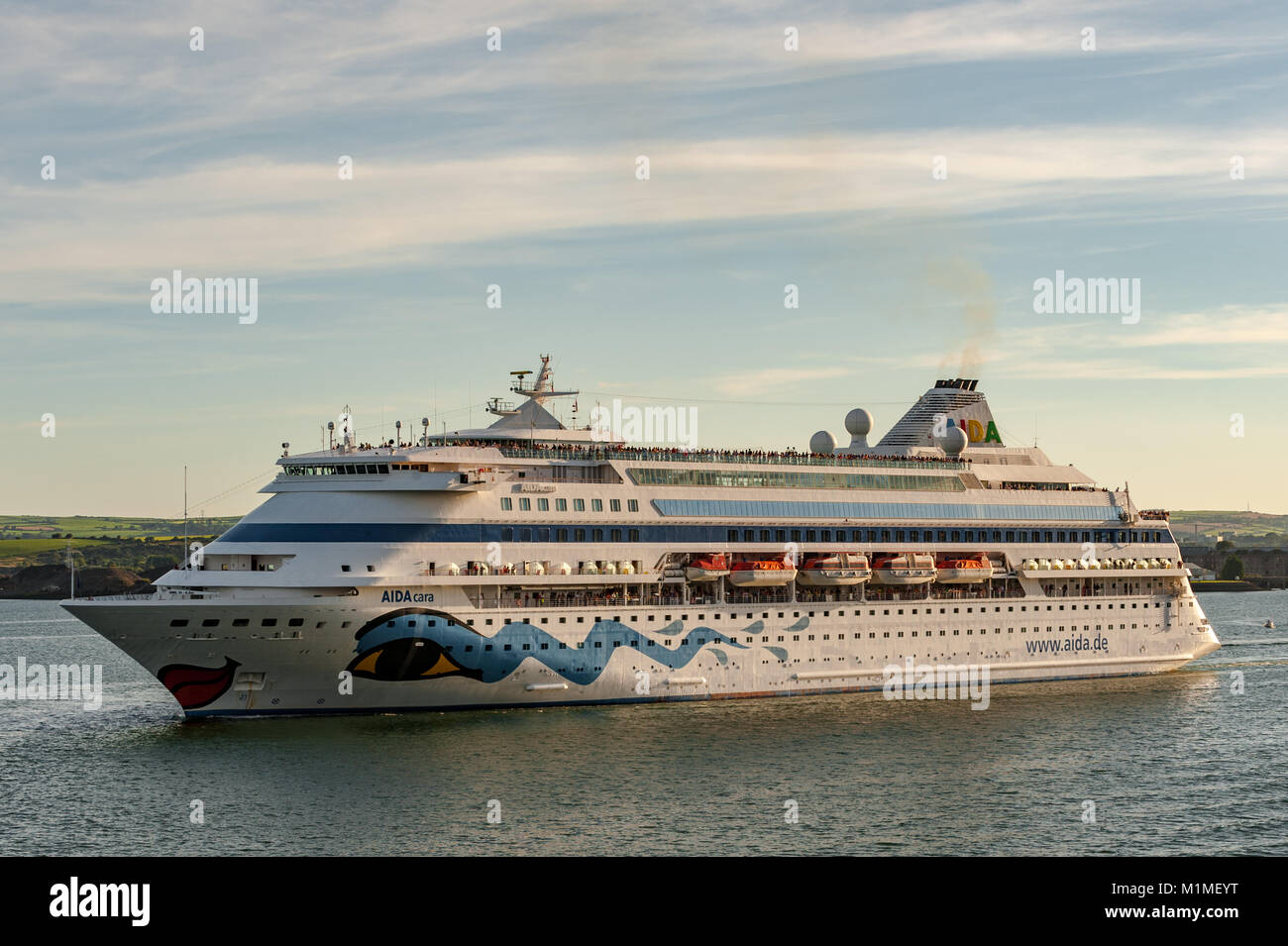 Nave da crociera "AIDAcara' vele attraverso Cobh, nella contea di Cork, Irlanda sul suo modo al suo successivo porto di scalo con copia spazio. Foto Stock