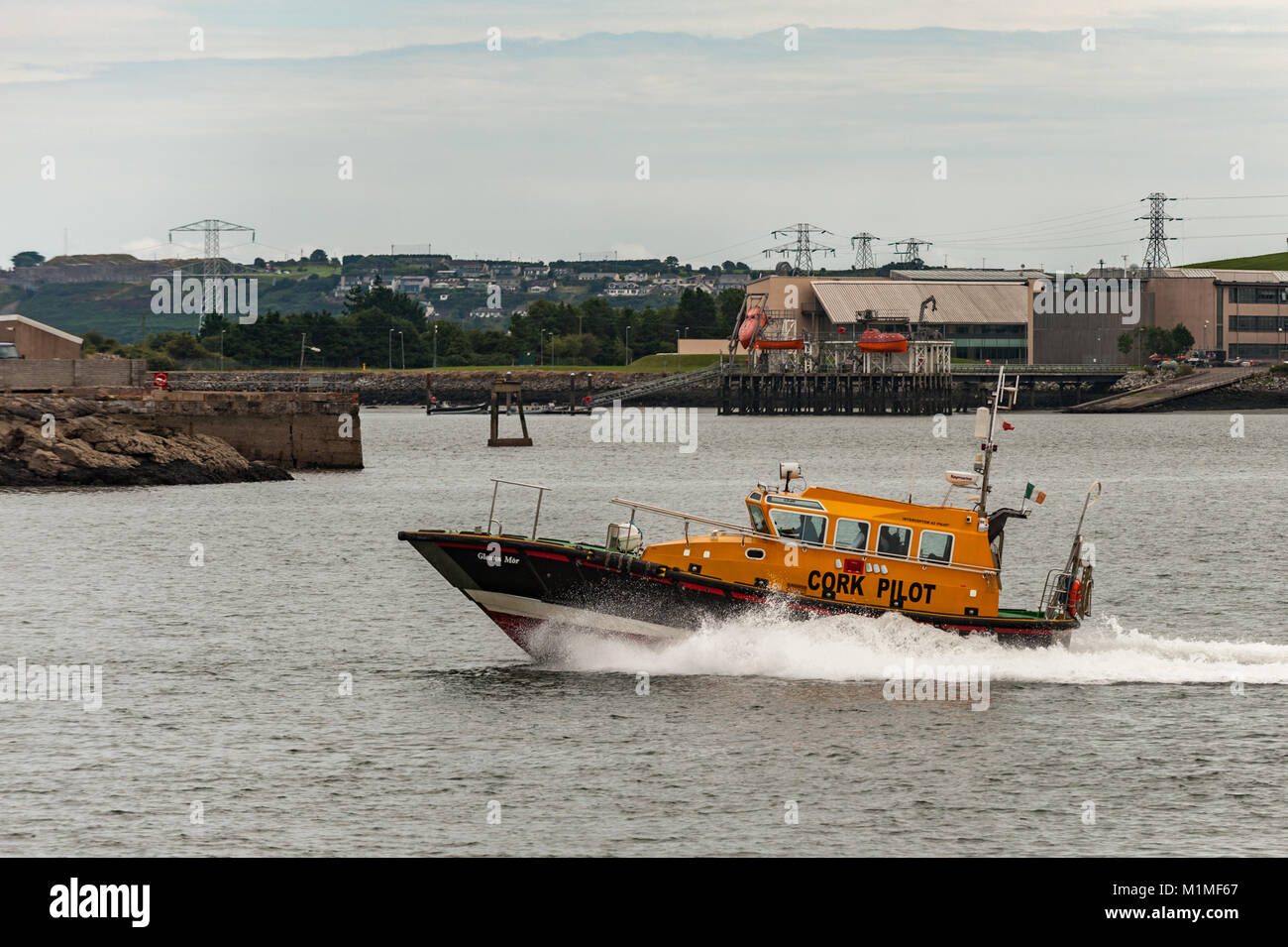 Porto di Cork barca pilota 'Gleann Mor' gare fino al fiume di ripartire il carico di lavoro sul pilota in arrivo una nave da carico in Cobh, East Cork, Irlanda con copia spazio. Foto Stock