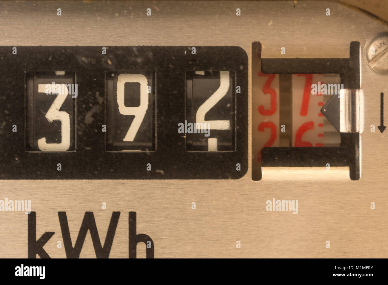 Close-up del misuratore di energia elettrica in scale sotto cappa Foto Stock