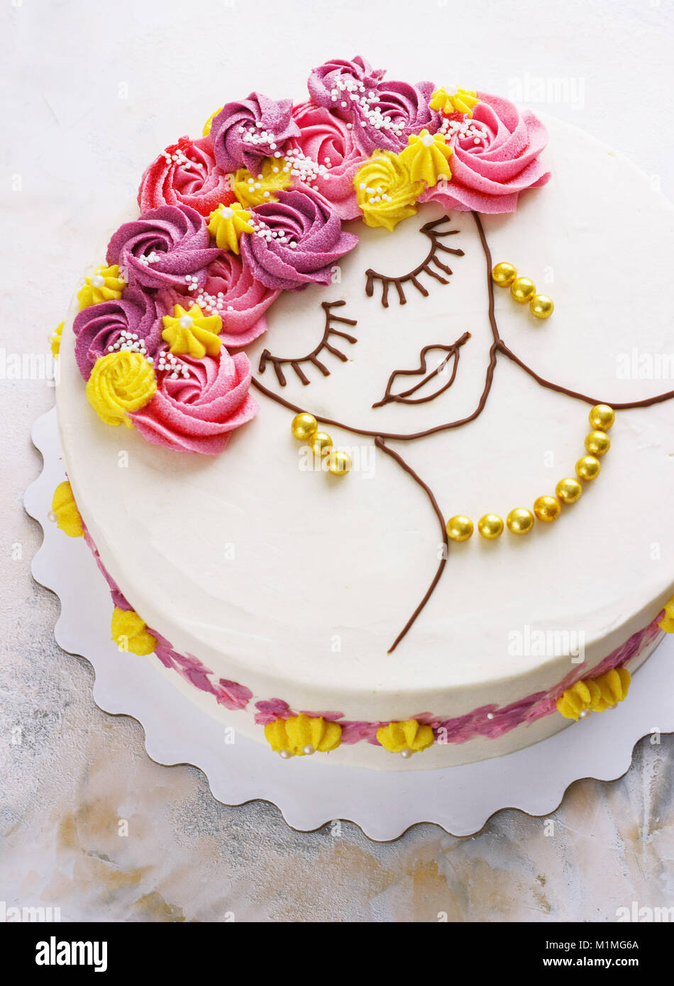 Festosa torta con crema di fiori e una ragazza faccia su uno sfondo  luminoso Foto stock - Alamy