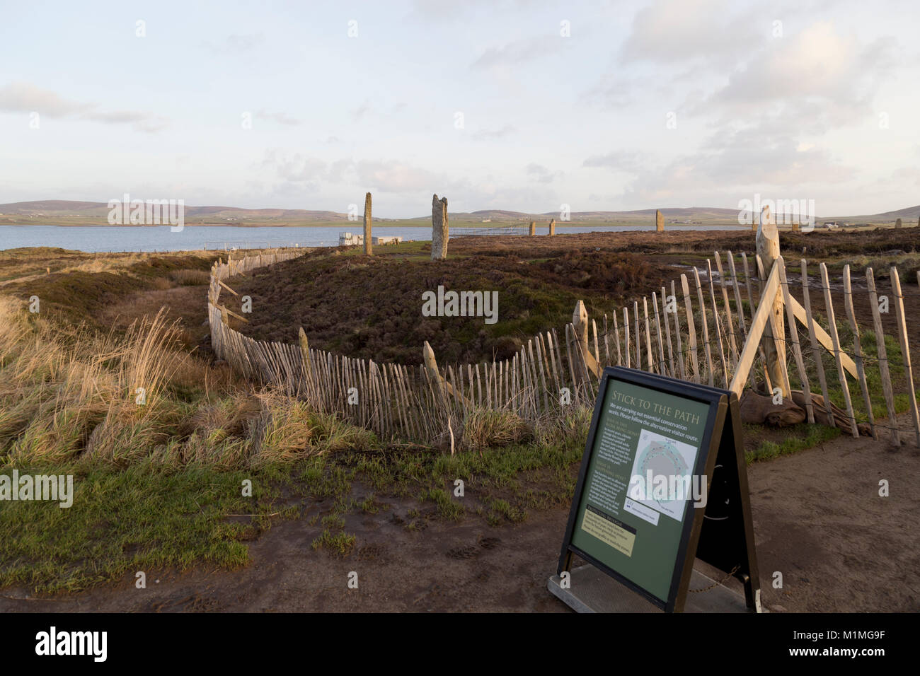 Anello di Brodgar cerchio di pietra recintata a causa di erosione del percorso Foto Stock
