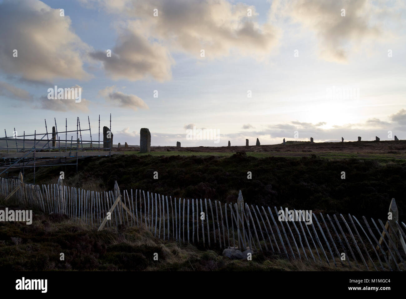 Anello di Brodgar cerchio di pietra recintata a causa di erosione del percorso Foto Stock