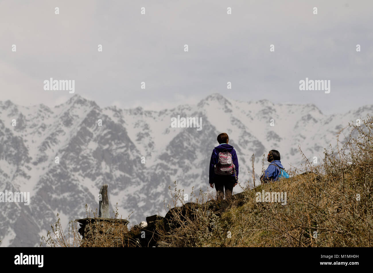 Prendendo il tempo di guardare in Himalaya durante il trekking Foto Stock