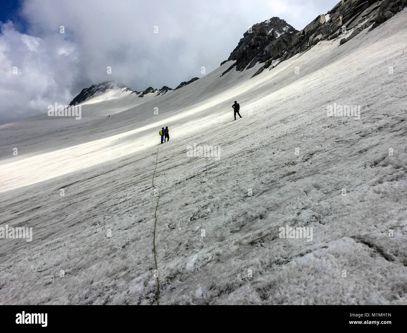 Attraversamento di patch di neve durante il trekking in Himalaya Foto Stock