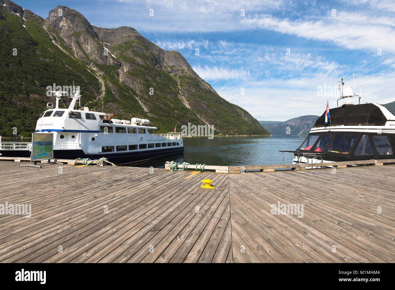 Imbarcadero di Eidfjord, Norvegia, Scandinavia, Eidfjorden, Hardangerfjorden, escursione navi al molo nel fiordo Foto Stock