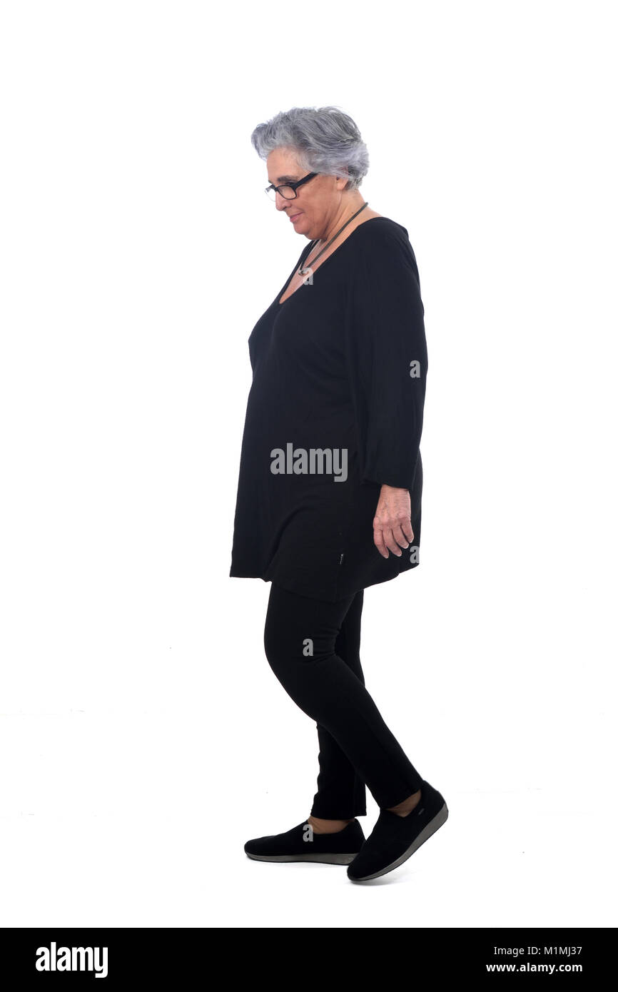 Ritratto di una donna di senir camminando su bianco Foto Stock