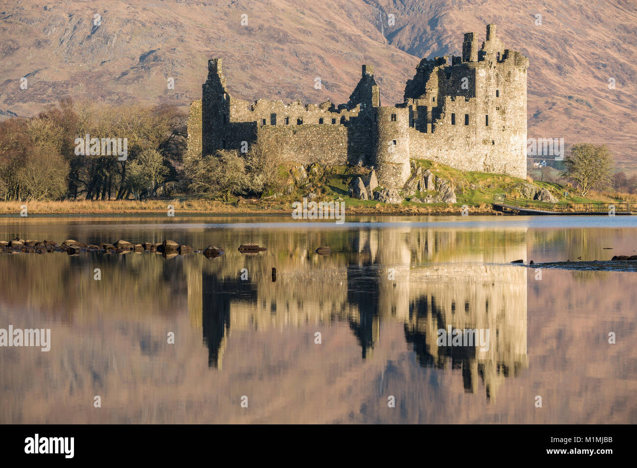Rovine del castello di Kilchurn ai margini di Loch Awe, Argyll e Bute, Scozia, Regno Unito Foto Stock