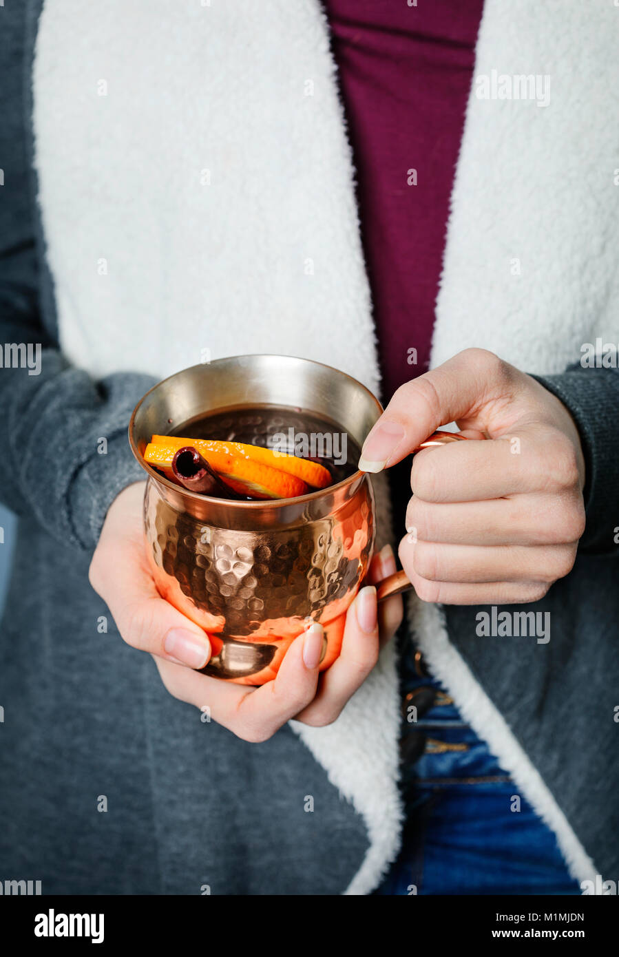 Donna che mantiene un boccale di rame con vin brulé Foto Stock