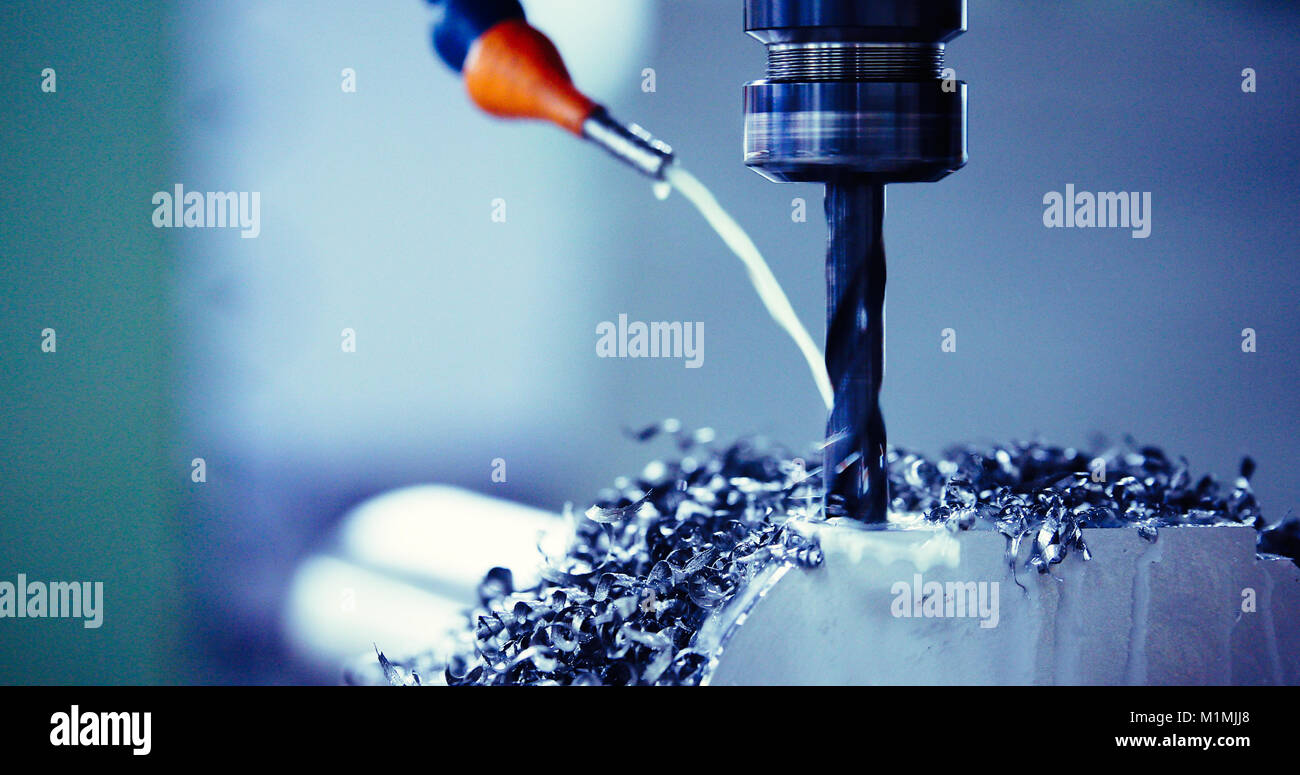 La finitura in metallo sul lavoro di alta precisione della macchina di molatura in officina Foto Stock
