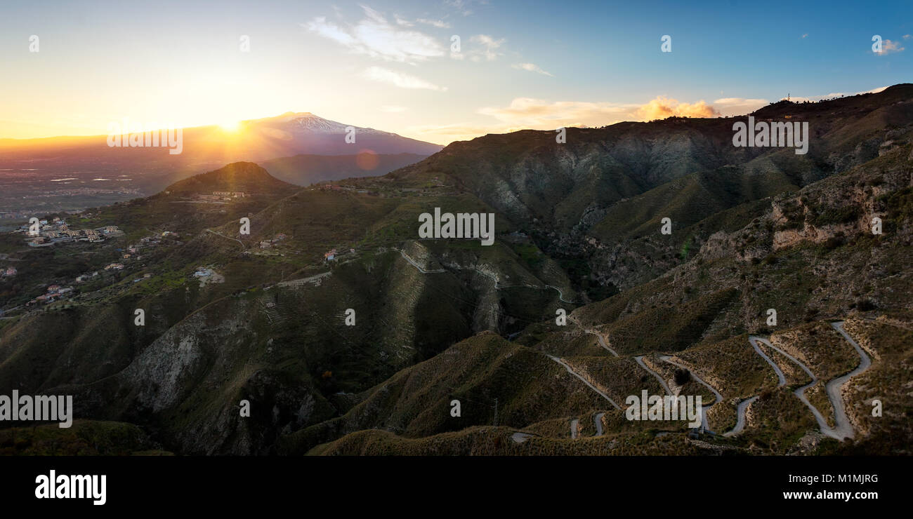 Tramonto sull'Etna e sul Golfo di Catania, vista da Taormina, Sicilia, Italia Foto Stock