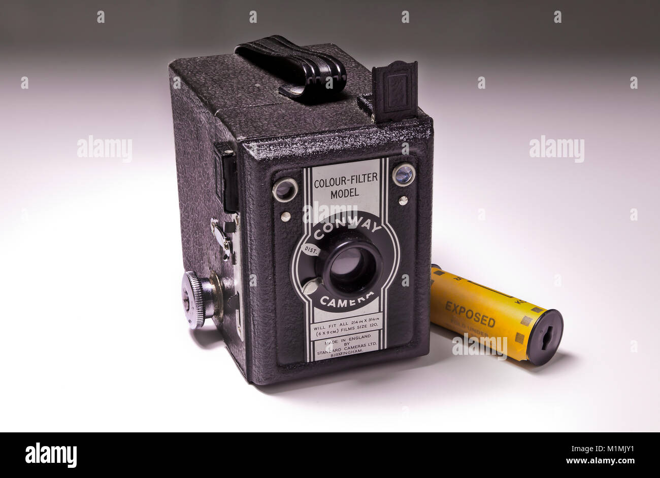 Scatola Vintage fotocamera con rotolo di pellicola su sfondo bianco Foto Stock