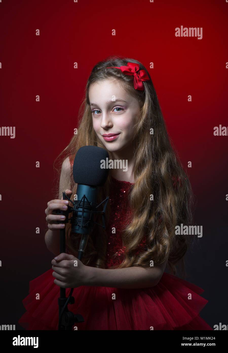 Ritratto di una ragazza con un microfono Foto Stock