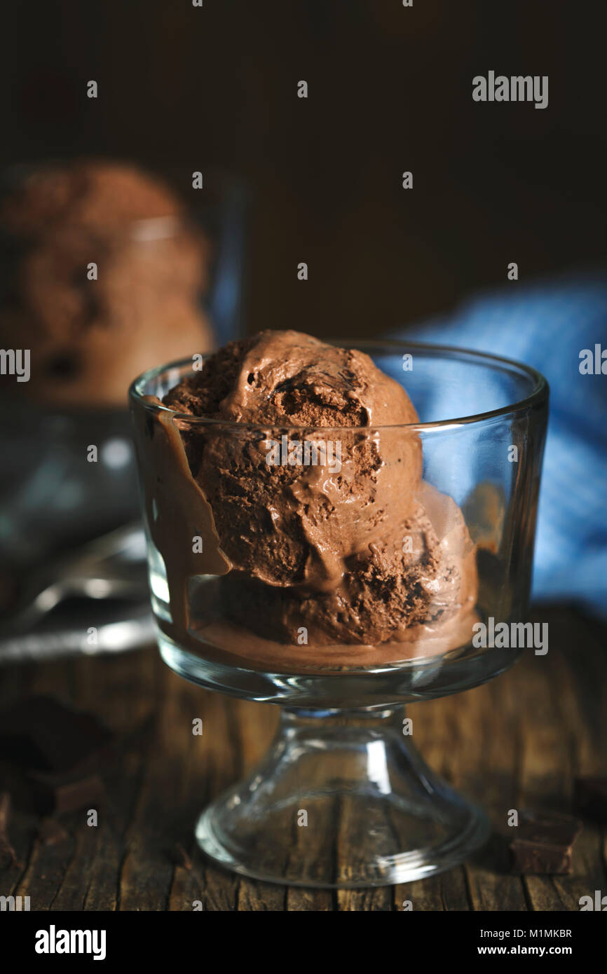 Vaso di vetro con gelato al cioccolato Foto Stock
