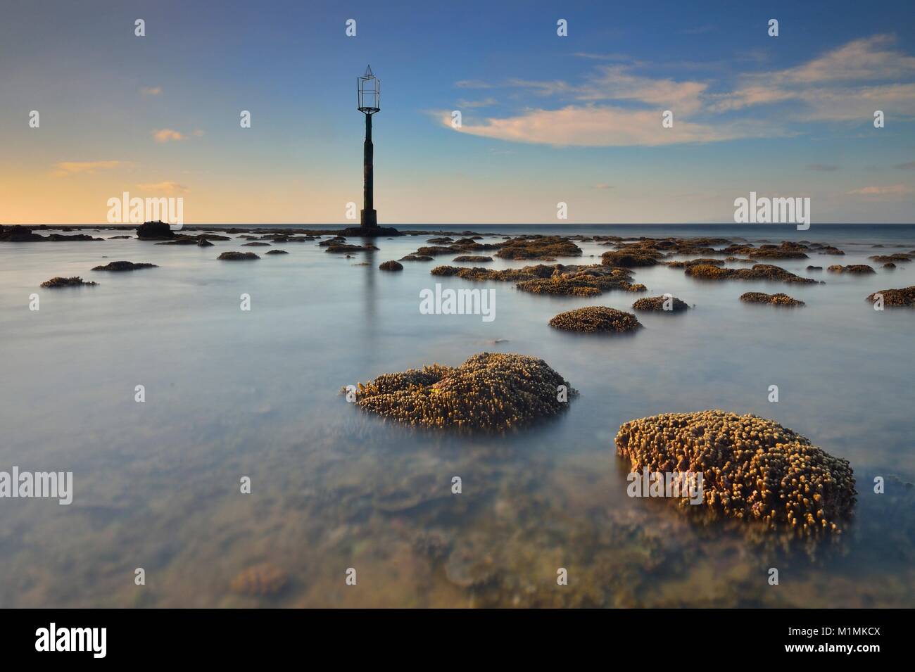 Faro sulla spiaggia, Nusa Tenggara ovest, Indonesia Foto Stock