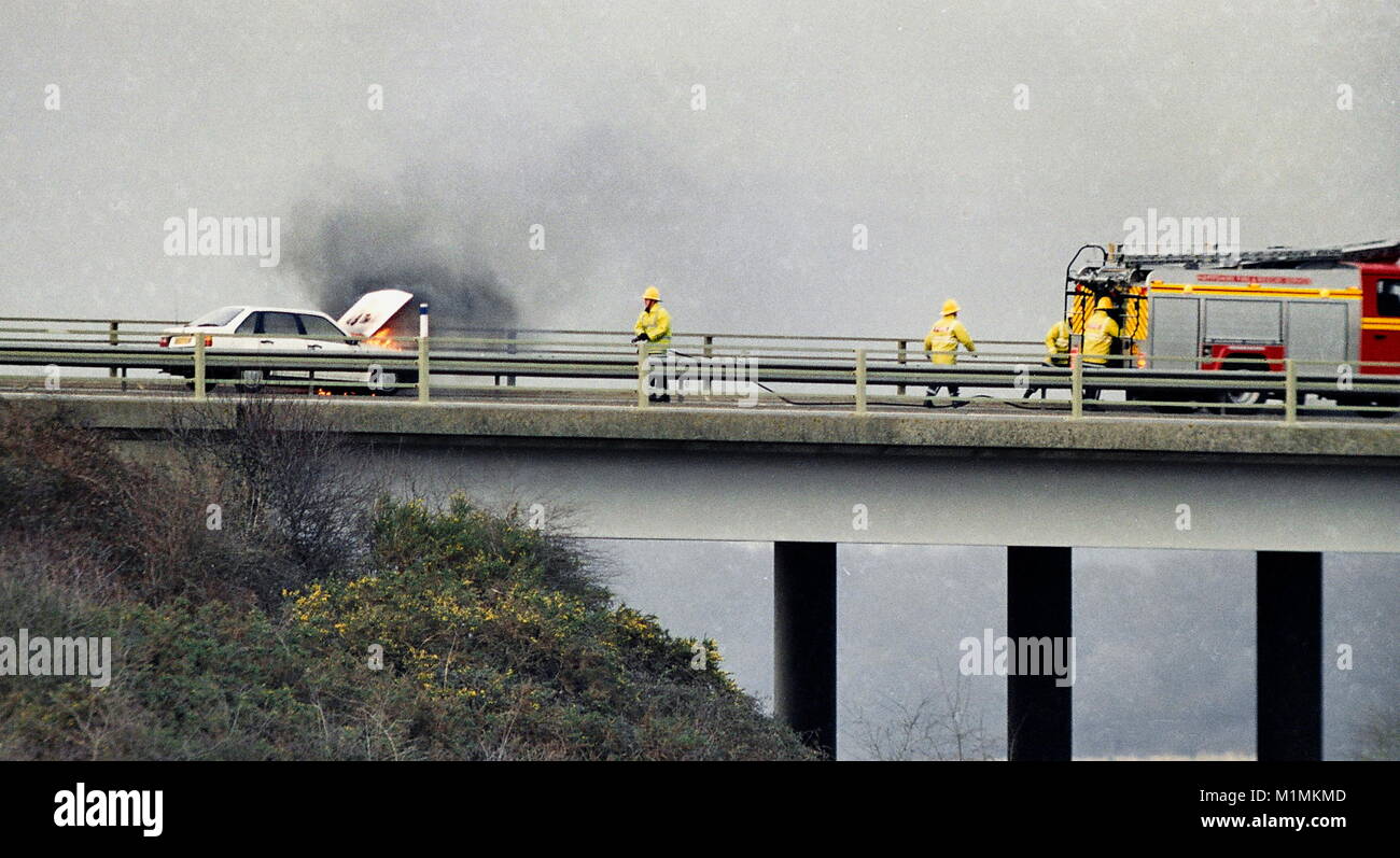 AJAXNETPHOTO. SOUTHAMPTON, Inghilterra. - M27 RTA. - Incendio sulla vettura su M27 HAMBLE RIVER BRIDGE. Foto:JONATHAN EASTLAND/AJAX REF:6083 36 00 1 Foto Stock