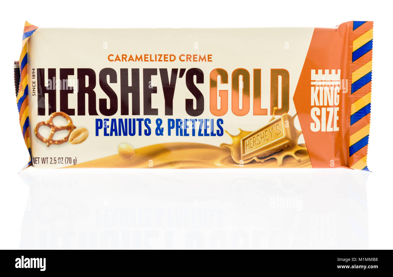 Winneconne, WI - 28 Gennaio 2018: un pacchetto di Hershey's Gold arachidi caramellate e salatini isolato su un background. Foto Stock
