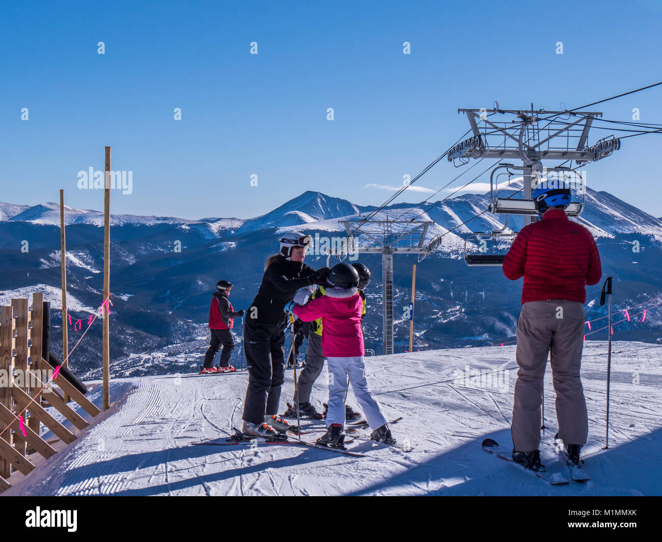 La famiglia la preparazione di sciare giù il picco 6, Breckenridge Ski Resort, Breckenridge, Colorado. Foto Stock