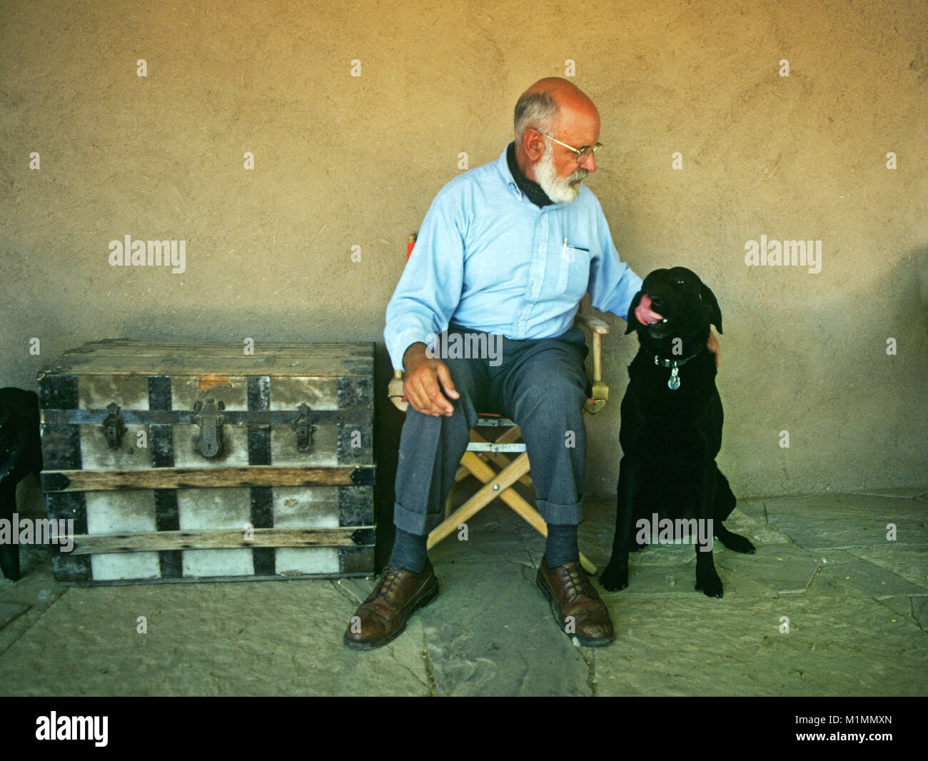 Il romanziere e mistero scrittore Donald Hamilton, con la sua black Labrador Ricky, nella sua casa di Santa Fe, New Mexico Foto Stock