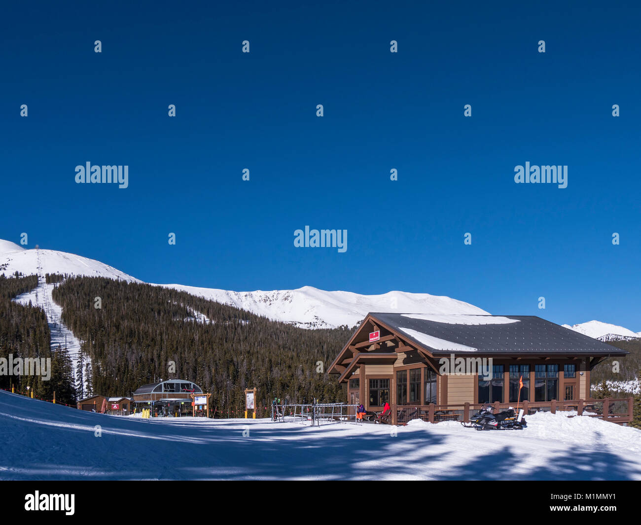 Capanna con orizzonte di riferimento alla base del picco 6, Breckenridge Ski Resort, Breckenridge, Colorado. Foto Stock