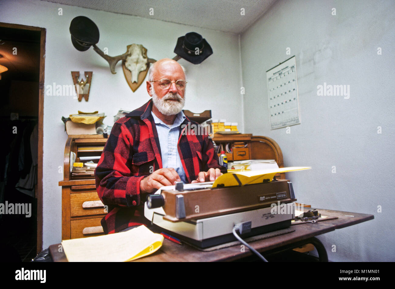 Il romanziere e mistero scrittore Donald Hamilton, nel suo piccolo, adobe iscritto studio nella sua casa di Santa Fe, New Mexico Foto Stock