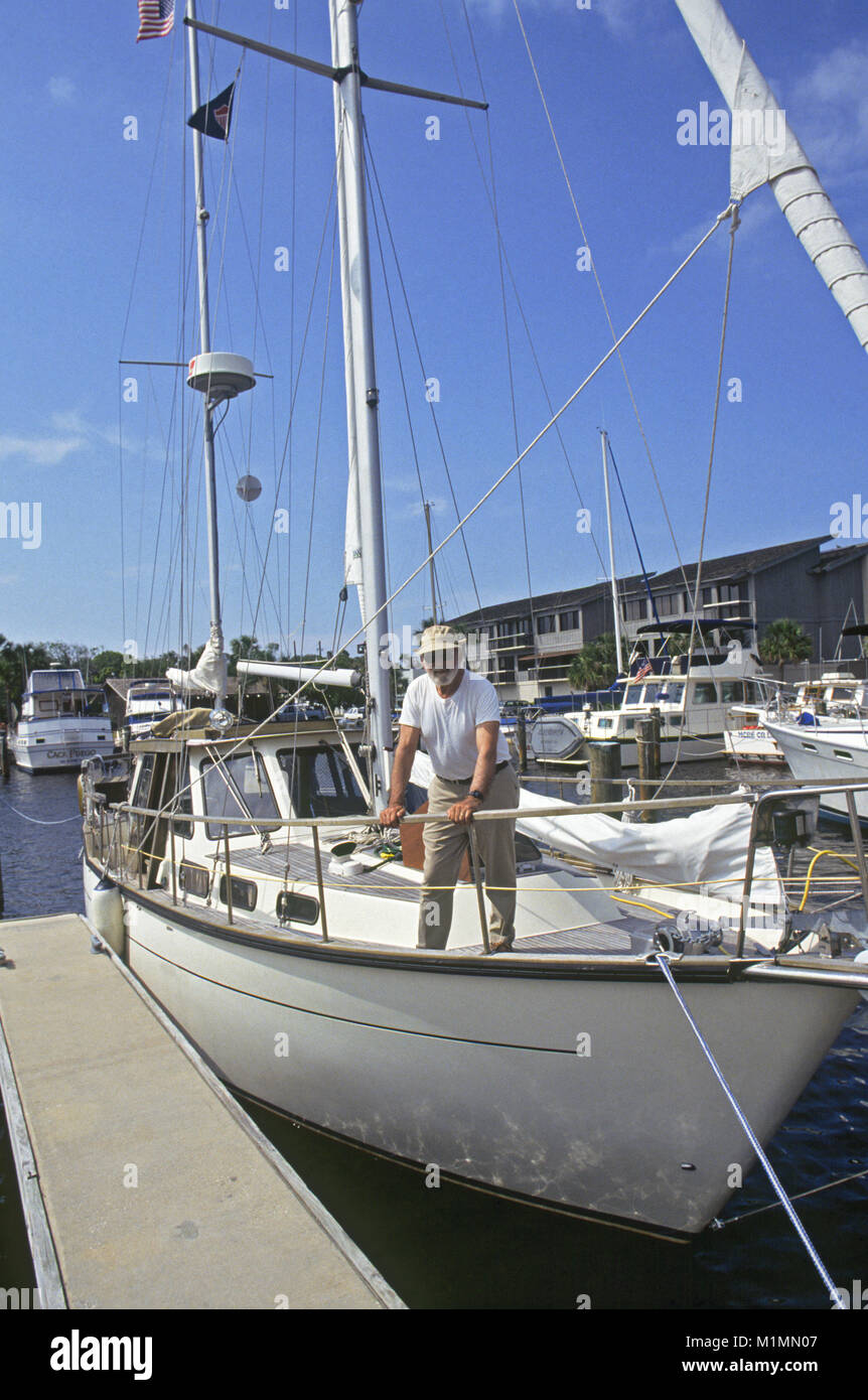 Il romanziere e mistero scrittore Donald Hamilton, autore del Matt Helm mistero romanzi, sul suo yacht Kathleen, in corrispondenza di una piccola marina vicino a Sant'Agostino, Florida Foto Stock