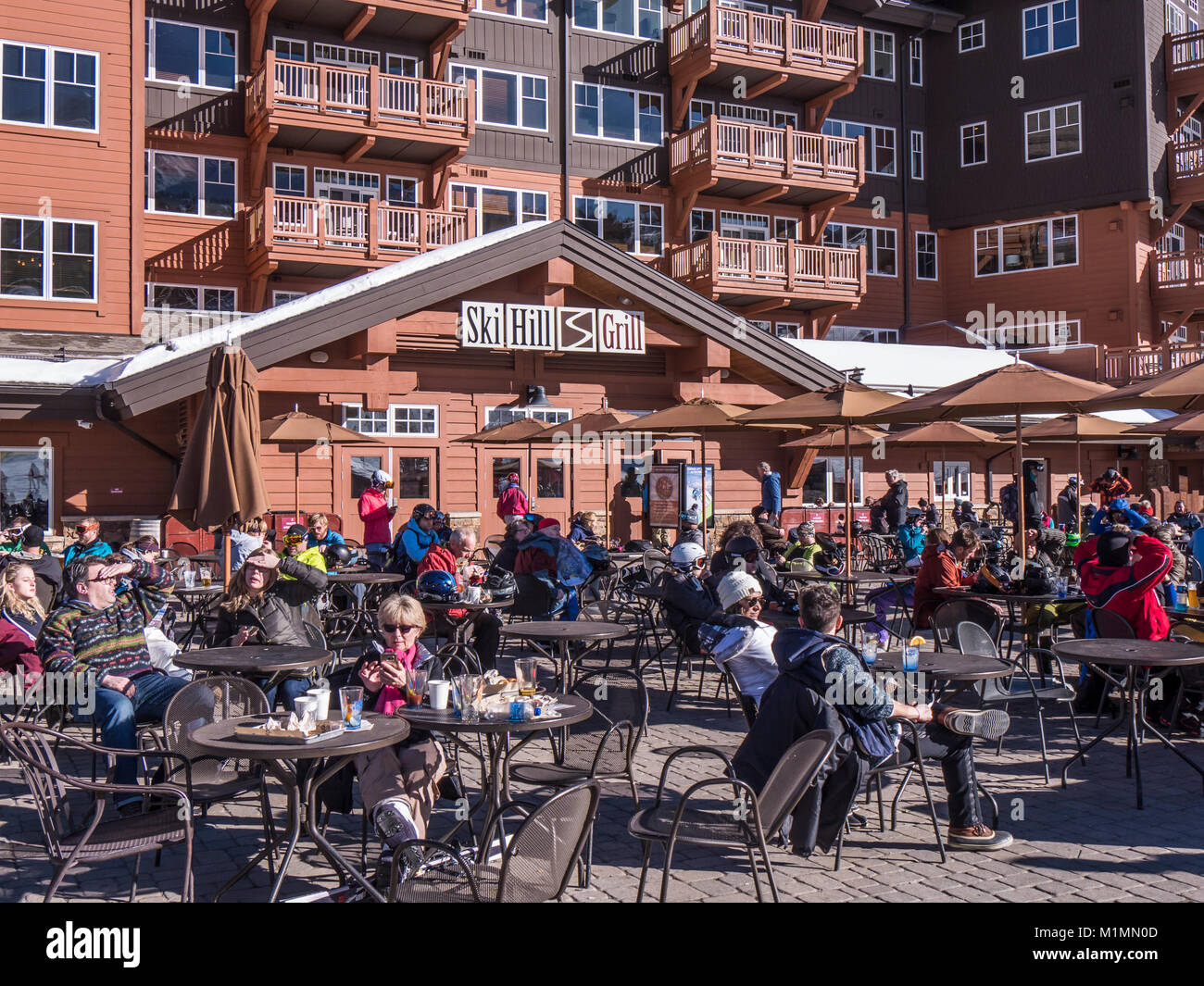 Pomeriggio al colle di sci Gill alla base del picco 8, Breckenridge Ski Resort, Breckenridge, Colorado. Foto Stock