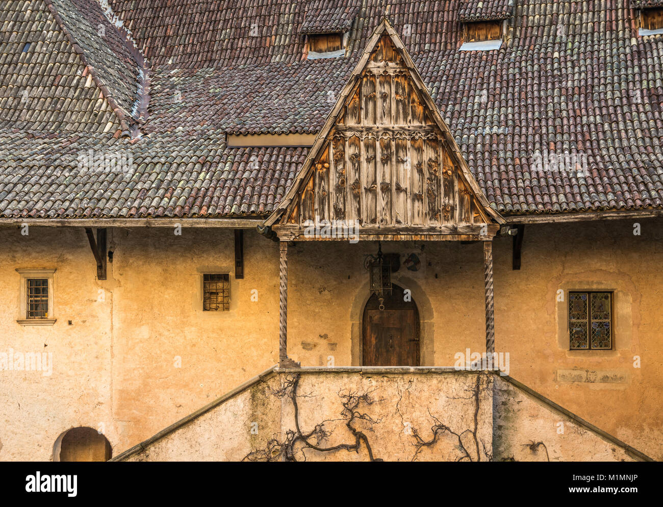 Castello d'Enna (Schloss Enn in lingua tedesca): dettagli del suggestivo castello localed su di una collina sopra la montagna in Alto Adige, Bolzano, Italia. Esso w Foto Stock