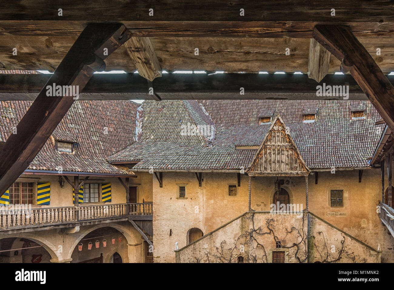 Castello d'Enna (Schloss Enn in lingua tedesca): dettagli del suggestivo castello localed su di una collina sopra la montagna in Alto Adige, Bolzano, Italia. Esso w Foto Stock